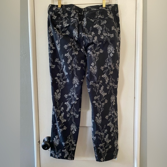 Old Navy Black Floral Pixie Pants Skinny Slacks Size 10/10R - Picture 2 of 4